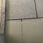 海綿擦拭前(下)後(上)的對比，讓隔著層層水泥的石子掀開神秘的面紗，重見天日。