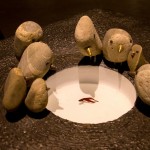 每一項(xiàng)鳥(niǎo)兒的金工原石作品，嘴喙都被打磨得光亮平滑顯得相當(dāng)逗趣，描繪一隻隻收起翅膀想要自由卻又嚮往安定的鳥(niǎo)兒，表達(dá)家與家人的重要性。