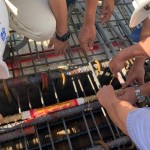 樓頂安裝金色的中樑即為上樑，建築就是一步一步紮紮實(shí)實(shí)地築步就班。