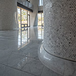 表面貼滿小小的圓形馬賽克磚，呼應(yīng)曲柱的圓潤(rùn)特色