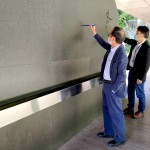 臺中市文化局副局長曾能汀先生（圖右一）偕同新業(yè)建設(shè)卓勝隆董事長（圖左一），一同於文學(xué)公園的水寫詩牆提筆揮毫，為為期11月的鐵道文學(xué)特展拉開序幕。