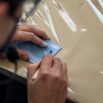 應(yīng)景的虎兒，沿著線條剔除邊角，有深有淺，豐富版畫的層次感，實(shí)際感受手感的溫度。