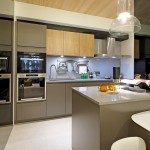 巧思哲學(xué)的私廚空間，開放式中島結(jié)合餐桌，善用空間的設(shè)計(jì)，可以是備料空間，也可以是小朋友書寫玩樂的地方，省時(shí)簡約的廚房場域，只為了留給家人更多愛的時(shí)間。