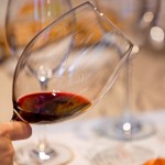 輕微傾斜酒杯，燈光穿越酒體，可以依稀看見隱隱透出的紅色光澤，呈現(xiàn)出酒品的不同狀態(tài)。