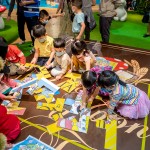 有趣又益智的拼圖互動遊戲，考驗每位小探險家的反應力與觀察力，夥伴們一起合力完成這片散落的邀請函。