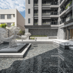 暖陽撒落的中庭，搭配上任大賢老師的藝術品『雲(yún)與樹』，共同交織出無限美好景致。