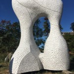 臺(tái)灣藝術(shù)家邱泰洋的作品，心在藝在，作品試圖賦予馬賽克一種生命力的生動(dòng)意象，似能見(jiàn)到一對(duì)戀人浪漫的互動(dòng)，搭配上優(yōu)雅的曲線(xiàn)，讓馬賽克磚也變的有溫度。