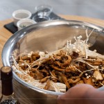 【迷迭醬油烤菇】
簡單的烤菇料理，不需要太繁複的工序，而是用看似平凡的食材，提出食物本身的鮮香風味。
