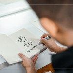 米灰色的質(zhì)感職人手札，搭配郭哥(郭子乾)親筆簽名，作為當(dāng)天抽獎禮，贈予一份特別的祝福。