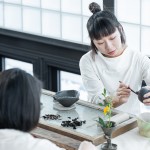 透過(guò)經(jīng)驗(yàn)豐富的茶師，探索每款茶的風(fēng)味口感，貼近飲茶者的心，相互暢所欲言，以茶相會(huì)。