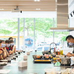 看著老師每一步驟的示範(fàn)與教學(xué)，一顆粽子的背後，是經(jīng)過繁瑣的步驟，從備料、炒料、再到包粽，讓我們感恩腳下每一寸土地，步步講究、守候與疼惜。