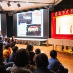 以牛皮刻劃出的戲偶，透過簽桿操控，利用燈光照射在白色布幕上，依循劇本內(nèi)容搭配音樂與口白來演出，既趣味又有意義。