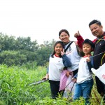 新業(yè)住戶攜家?guī)Ь?、步步向前，帶孩子親近大自然的同時，也一同用行動守護著這條生命之河。