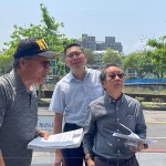 鉅虹建設副總經理林俊國(左一)，帶著新業(yè)建設董事長卓勝隆(右一)及建築師蕭智夫(右二)，從建築外觀開始講述著建案的特點與風貌。