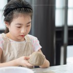 大手與小手們紛紛捏出風(fēng)鈴罩，可以捏出帥氣的火箭造型，或是俏皮的小圓帽，天馬行空，玩轉(zhuǎn)創(chuàng)意。