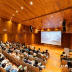 跨越千里，尋訪北歐冰川，聽見古老冰川喘息的消融，深邃的夢幻冰洞，從冰河母體崩裂，流落到冰河湖，再漂向大海，流連在海岸線上。