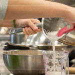 將切塊的白蘿蔔放入料理機打成汁，濾出蘿蔔渣的蘿蔔水，分別取出所需要的單位數(shù)並加入燜煮，讓蘿蔔糕更有香氣與口感。