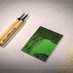 雕刻板選用適合初學者的樹脂板，圖案設計以臺中文學館的大榕樹和日式建築為意象，在刻板的同時，也讓創(chuàng)作更具樂趣。