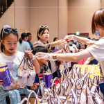 一人一份飲料及爆米花，讓大朋友小朋友盡情享受、沉浸其中。