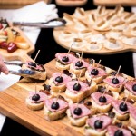 黑橄欖搭配煙燻火腿的鹹乳酪吃法，也能激盪出乳酪的另一種風味，一口就輕易抓住我們的味蕾。