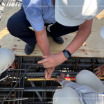 眾人齊心於樓頂安裝「噴金漆鋼筋」，古有云「上樑有如人之加冠」，不論在建築進(jìn)度及民俗學(xué)上都極具意義。