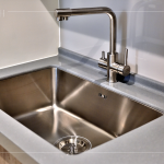 完美的廚房夥伴-流理臺、水槽區(qū)域，可根據(jù)需求和偏好挑選，易清潔、不卡垢的檯面材質(zhì)，不論在視覺上或?qū)嵱眯远紦碛惺孢m地生活享受。