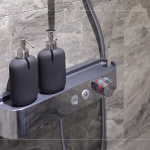 主、客浴裝載溫控沐浴龍頭，搭配貼心的檯面設(shè)計(jì)，減法的設(shè)計(jì)美學(xué)是專屬建築職人的巧思。