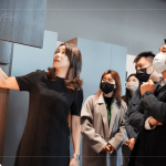 大雅廚具 張怡嘉執(zhí)行長(左一) 詳細解說各櫥櫃的設(shè)計規(guī)劃，流暢的操作動線、系統(tǒng)化的收納與清潔，是新業(yè)職人選品的重要依據(jù)。