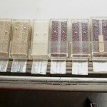 將包裝空氣抽除並封口，保持真空狀態(tài)，使白米、糙米與紅豆更能保鮮。