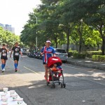 新業(yè)團(tuán)隊(duì)在賽程路上也捕捉不少令人感動(dòng)的風(fēng)景：小小跑者尚未能參與比賽，但媽咪成為強(qiáng)大且耐心十足的後盾，讓小小孩也感受場邊加油聲的熱情與支持。