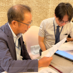 小組間透過面談紀(jì)錄表，交流對(duì)話，模擬面談時(shí)應(yīng)具備的技能，找到最適配職位、團(tuán)隊(duì)和公司文化的人才。(圖左一為新業(yè)建設(shè) 卓勝隆 董事長(zhǎng))