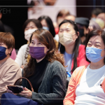 藝術(shù)家以開(kāi)朗風(fēng)趣的演說(shuō)風(fēng)格，讓賓客的心湖，蕩漾出縷縷的閒適感，迎來(lái)笑意盈盈的午後時(shí)光。