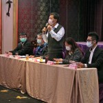 新業(yè)建設(shè)簡福榮總經(jīng)理（右三）、客服部楊麗真副理（右二），恭喜住戶入厝的喜悅，也歡迎每一位住戶成為『新業(yè)家族』的一份子。