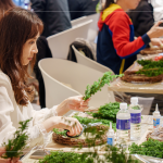 新鮮的雪松作為這次花圈基底，以手掌長(zhǎng)度為基本大小，並可自行修整雪松的茂密度與長(zhǎng)度，調(diào)整出理想中的花圈效果。