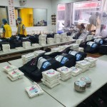 一份份的飯包按照配送的區(qū)域，一份份堆疊，也蘊(yùn)含著背後默默付出的愛與關(guān)  懷。