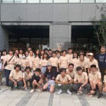 七天六夜東海建築營的參訪除了觀峰再添一案，鏡頭轉(zhuǎn)到社會(huì)勞工住宅【新業(yè)宜家】，由楊世偉經(jīng)理(右一)及林宜鋒建築師（左一）帶大家探索生活的靈感與美感。