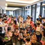 小朋友好奇盯著魔術(shù)師手中那可愛的小豬、小鴨造型氣球是怎麼成形的，殷殷期盼著早點拿到專屬於自己的氣球。