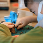 緊握木工刀，仔細(xì)認(rèn)真的刻劃出記憶中獨(dú)角仙的獨(dú)特紋路，製作出專屬的工藝品。