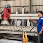 因應(yīng)不同石材，使用的切割器類型、規(guī)模也不同。從塊狀到呈現(xiàn)片狀，都少不了切割機(jī)的垂直切塊、拋光機(jī)水平打磨以及人工鑿刻等階段。