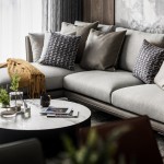 回了家，讓自己原本拘謹?shù)膽B(tài)度變得隨興自適，些許慵懶也無妨，因為家是如此具有包容力，因而成為生命中渴求的憧憬之一。