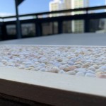 石毯是造景中常見的元素，減弱石材的粗獷感，不飽和的抿石色調(diào)帶進更多親切感，也讓視覺上顯得更輕盈。