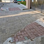 舊有的人行道鋪面，由不同時期修建，大部分已破損、不平整，學(xué)童出入易產(chǎn)生危害。（圖為成功國小附設(shè)幼兒園出入口）