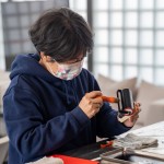 將滾輪上的油墨塗滿整面圖樣，均勻刷印，使印製出來的圖樣更豐富飽滿、活靈活現(xiàn)。