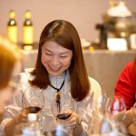 對比不同的葡萄酒，呈現(xiàn)出不同的紅色，有石榴紅、寶石紅及磚紅，依照老師的講解搭配品飲，了解最適切自己的口味。