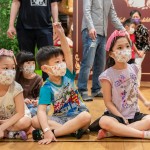 小探險家們排排坐，認真的聽著大哥哥大姊姊的引導，興奮的舉手回答問題。