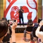 從晦暗的作品，得了大大小小的獎(jiǎng)項(xiàng)，轉(zhuǎn)而做帶給人幸福的工作，楊士毅用同樣的雙手，因?yàn)橐稽c(diǎn)點(diǎn)的美好心意，而造就不同的風(fēng)景。