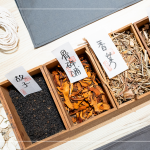 由老店舖中藥行調(diào)製而成的天然藥草配方，每一種都是植物藥草帶來(lái)的祝福，讓天然植物陪伴您過(guò)生活。