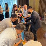 團(tuán)隊(duì)合作需腦筋急轉(zhuǎn)彎，思考如何有效率的傳接球，再討論分工策略，從過(guò)程中調(diào)整方法，創(chuàng)造團(tuán)隊(duì)佳績(jī)！