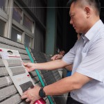 新業(yè)建設吳志輝建築師 仔細比對樣品與實際成品，並於陽光照射下，感受顏色紋理及曲線起伏。