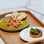 橄欖油在料理中有許多變化，當(dāng)天活動(dòng)示範(fàn)『芝麻葉番茄沙沙普切達(dá)』、『經(jīng)典橄欖油泡蝦』，讓住戶在家中也能輕易完成。